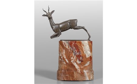 Cerbiatto<br>scultura in bronzo poggiante su base 
