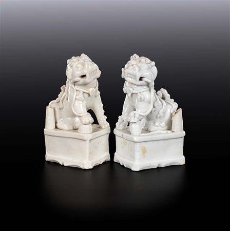Coppia di cani di Pho in porcellana bianca, Cina, dinastia Qing, XIX secolo...