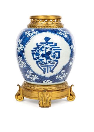 Vaso da zenzero in porcellana bianca e blu, Cina, XVIII secolo, montato in...
