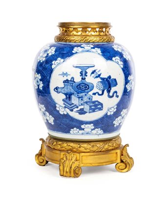 Vaso da zenzero in porcellana bianca e blu, Cina, XVIII secolo, montato in...