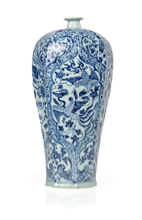 Vaso in porcellana bianca e blu, Cina, dinastia Qing, XIX secolo corpo a...