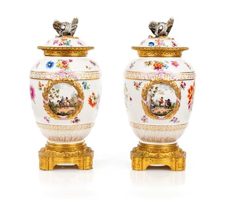 Coppia di vasi con coperchio in porcellana bianca con fiori policromi e...