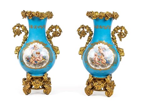 Coppia di vasi in porcellana di Sèvres e bronzo dorato, Francia, prima metà...