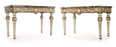 Coppia di consoles in legno laccato azzurro con rilievi decorativi dorati,...