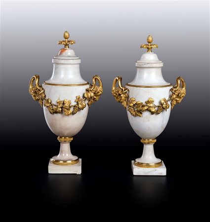 Coppia di vasi ad urna in marmo bianco e bronzo dorato d'epoca Luigi XVI con...