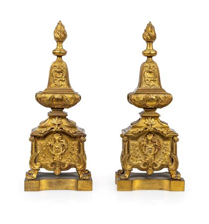 Coppia di alari da camino in bronzo dorato, XIX secolo sommità a campana...