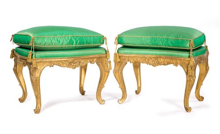 Coppia di panchetti in legno intagliato e dorato, XVIII secolo di forma...