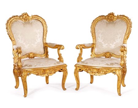 Coppia di poltrone in legno intagliato e dorato, Roma, XVIII secolo cornici...