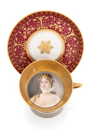 Demi-tasse in porcellana rosso porpora e oro, fine del XIX secolo decorata al...