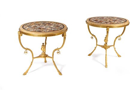 Coppia di tavolini in bronzo dorato con piano circolare in commesso...