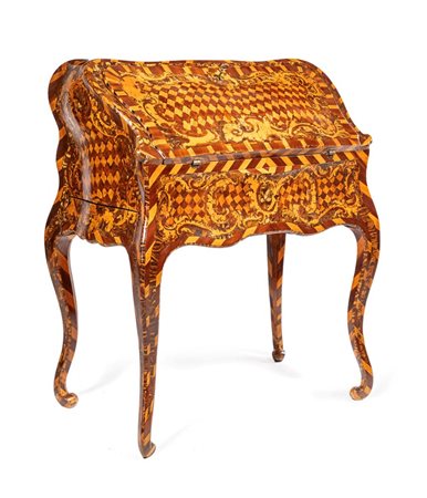 Bureau "dos d'âne" intarsiato in legni pregiati con inserti pietrificati,...
