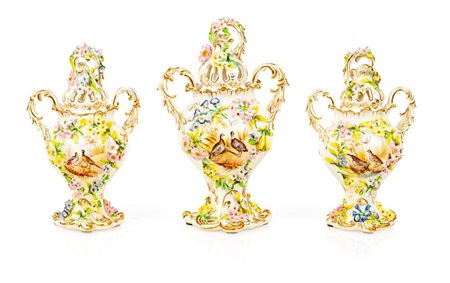 Trittico in porcellana policroma composto da tre vasi, Coalbrookdale (?),...