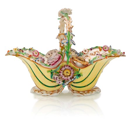 Grande cesto centrotavola in porcellana policroma, metà del XIX secolo...