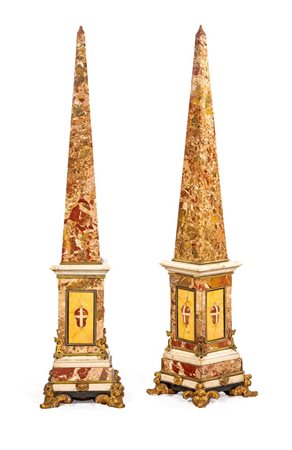 Coppia di grandi obelischi in marmi pregiati, manifattura romana su...