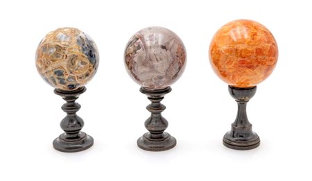 Tre sfere in marmo diverse con piedistalli in legno tornito altezza...