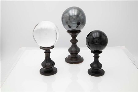 Tre sfere diverse con piedistalli in legno tornito una nera, altezza...