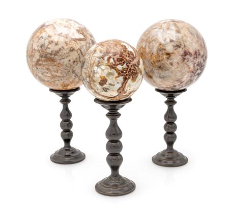 Tre sfere in marmi diversi, XIX secolo piedistalli torniti in legno...