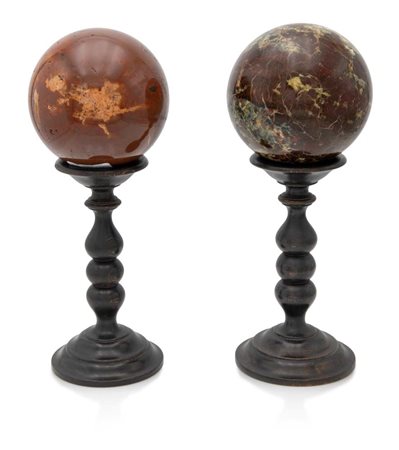 Due sfere in diaspro e marmo rosso con piedistalli in legno tornito altezza...