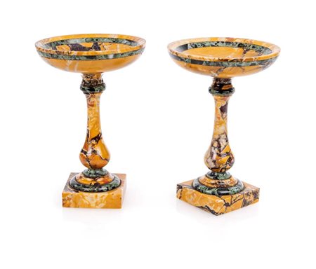 Coppia di alzatine in marmo giallo antico, XIX secolo vaschetta circolare con...