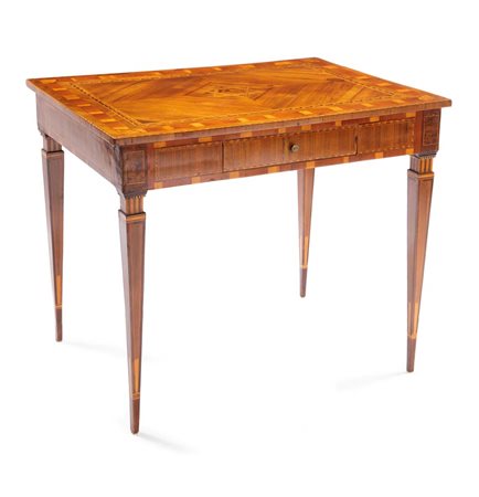 Tavolino Luigi XVI in noce e ciliegio con intarsi in legni di frutto, fine...