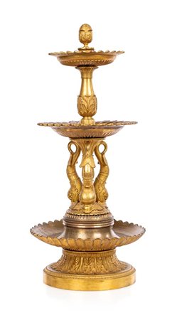 Alzata in bronzo dorato con figure di delfino, XIX secolo concepita come un...