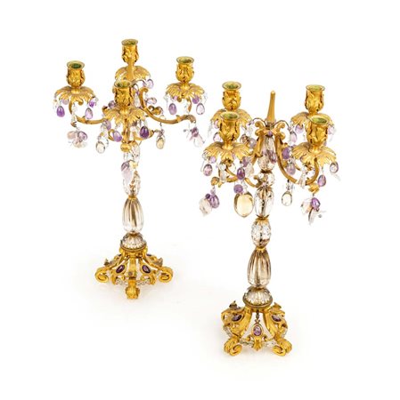 Coppia di candelabri in bronzo dorato a quattro luci con gocce in cristallo...