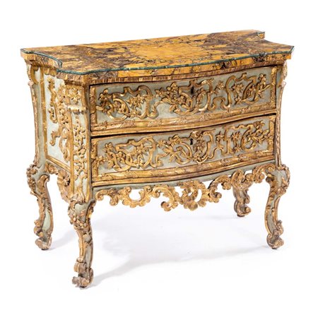 Cassettone barocco in legno laccato verde con rilievi dorati, prima metà del...