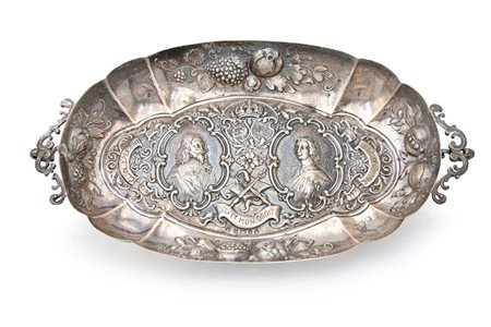Alzatina ovale in argento sbalzato, Birmingham 1901 con profili di Carlo I...