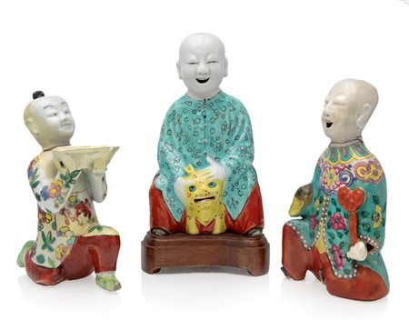 Tre porta bastoncini da incenso figurativi e due Immortali in porcellana...