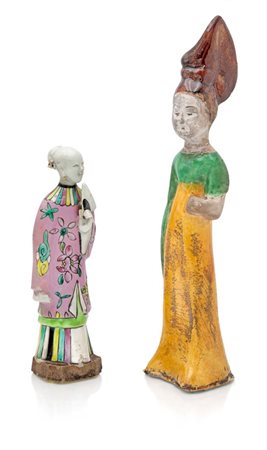 Due figure diverse in ceramica e porcellana policroma, Cina una guanjin con...