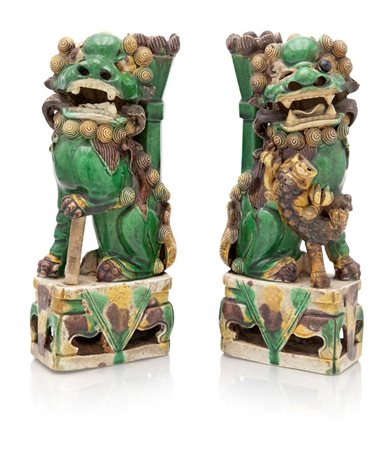 Coppia di leoni guardiani porta incenso in ceramica Sancai, Cina, dinastia...
