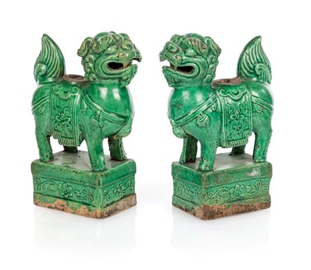 Coppia di leoni guardiani in ceramica smaltata in monocromia verde, Cina,...