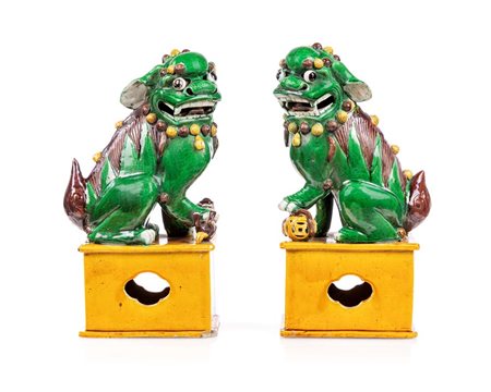 Coppia di leoni guardiani in gres smaltato verde, manganese e giallo, Cina,...