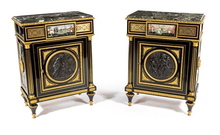 Coppia di piccole credenze in legno ebanizzato con ricca ornamentazione di...