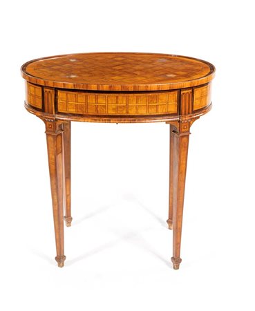 Tavolino ovale Luigi XVI con filettature disposte a creare riquadri...