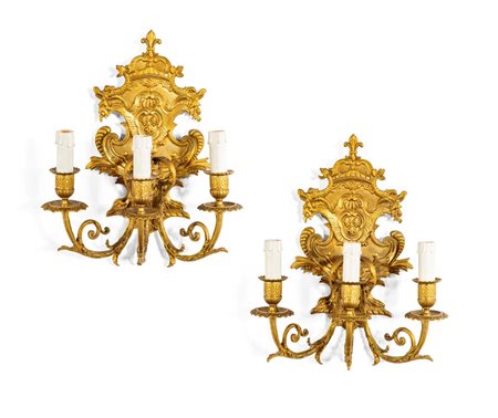 Coppia di appliques in bronzo dorato a tre luci, Francia, XIX secolo bracci...