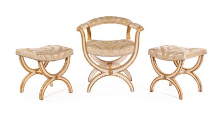 Poltrona a faldistorio e coppia di sgabelli neoclassici in legno laccato...