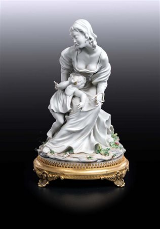 Gruppo in biscuit e porcellana “mamma con bambino” su base in bronzo,...