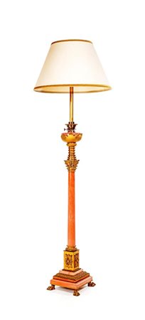 Lampada da terra in marmo rosa e ottone dorato , XX secolo lungo stelo in...