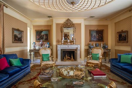 Arredi e Dipinti | l'Eleganza senza Tempo di un'Importante Dimora Romana