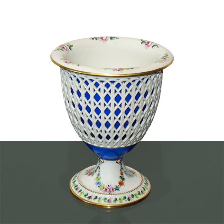 Vaso in porcellana a cesto bianco base a motivi floreali con vaso interno blu cobalto e orlo a motivi floreali