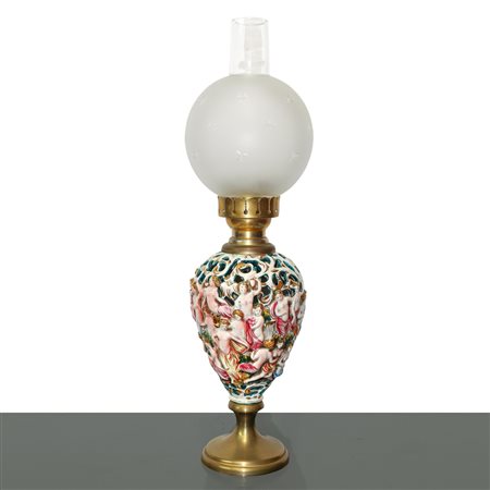 Lume con base in porcellana e boccia a palla in vetro