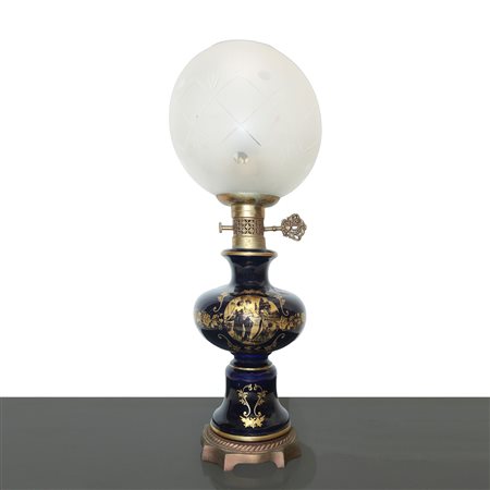 Lume in porcellana blu con raffigurazioni dorate