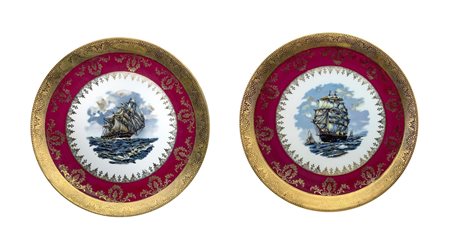 Limoges - Coppia di piatti in porcellana bordeaux e oro con un galeone al centro