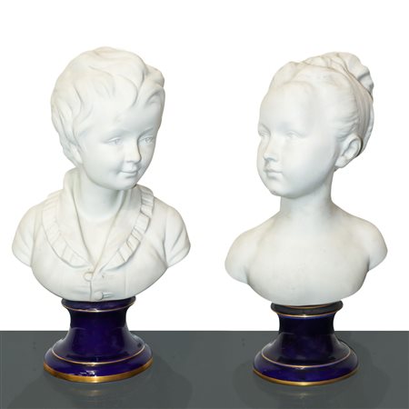 Limoges - Coppia di fanciulli in biscuit bianco con base in porcellana blu