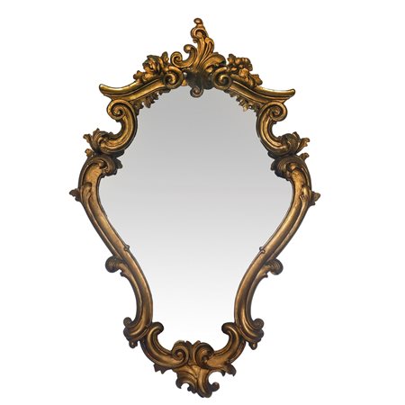 Specchiera sagomata in stile Rococò entro cornice dorata decorata con spirali d'acanto