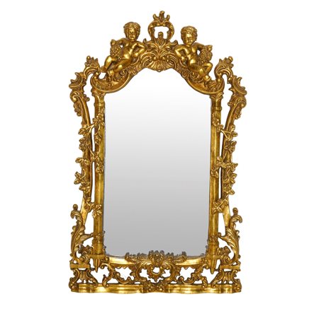 Specchiera sagomata entro cornice dorata riccamente decorata a traforo con due bacchini alla sommità