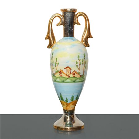 Vaso biansato in porcellana con decorazione paesaggistica policroma sul corpo del vaso e manici dorati