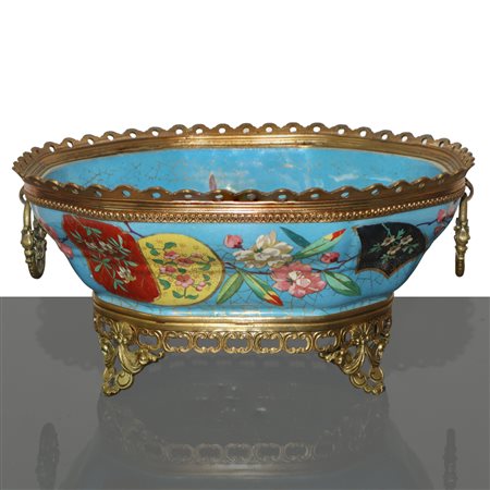 Alzata centrotavola in porcellana e metallo dipinta policroma con decori floreali 