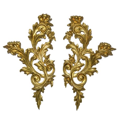 Coppia di appliques dorate con spirali d'acanto sagomate e fiori